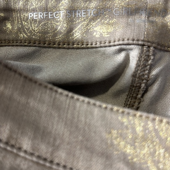 NWT Chico’s Tan & Gold Paisley Perfect Stretch Girlfriend Slim Ankle Jeans Sz 10 - Picture 10 of 12